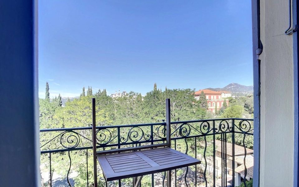 Cimiez/Monastère – Studio de 21m2 en étage élevé avec vue jardins et mer