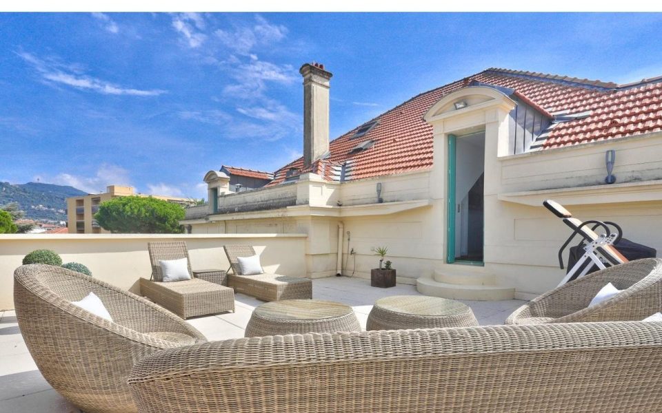 NICE Cimiez – Dernier étage grand 4 pièces dans Hôtel Particulier Belle Epoque avec terrasse : photo 2