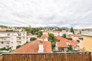 Nice Le Ray – Grand studio meublé avec 2 balcons            (IT)