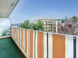 Nice Cimiez – Agréable studio 30 m2 en dernier étage avec balcon et vue dégagée