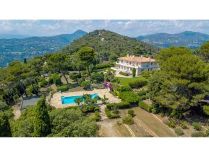 An exceptional property on the heights of Nice.