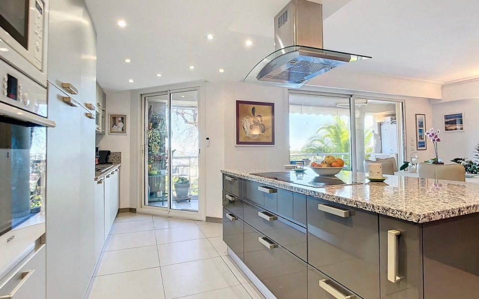 Nizza Rimiez – Bellissimo appartamento di 111 m² con 4 camere in un residence di lusso con piscina