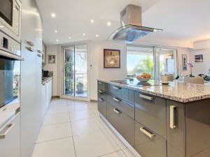 Nizza Rimiez – Bellissimo appartamento di 111 m² con 4 camere in un residence di lusso con piscina