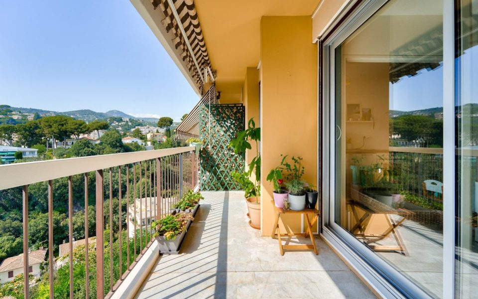 NICE CIMIEZ – 2 Bedrooms Apartment in Excellent Condition in a Residence with Swimming Pool : photo 2