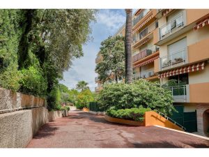 Nice Cimiez – Beautiful Fully Renovated 3 Bedroom Apartment 110 sqm  in a Residence with Garden