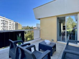 NICE CIMIEZ – Top-floor Apartment with a Large Terrace and Views of the Sea and Hills.