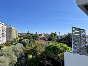 NICE CIMIEZ – Top-floor Apartment with a Large Terrace and Views of the Sea and Hills.