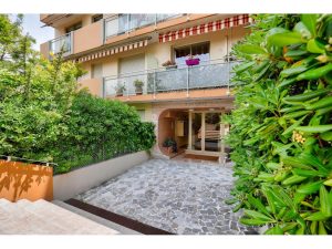 Nice Cimiez – Beautiful Fully Renovated 3 Bedroom Apartment 110 sqm  in a Residence with Garden