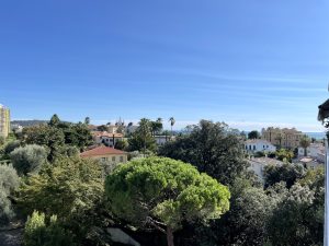 NICE CIMIEZ – Top-floor Apartment with a Large Terrace and Views of the Sea and Hills.