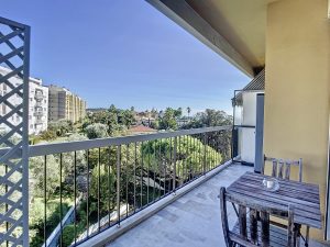 NICE CIMIEZ – Top-floor Apartment with a Large Terrace and Views of the Sea and Hills.