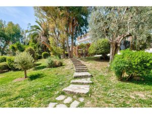 Nizza Cimiez – Piacevole monolocale di 30 m2 all’ultimo piano con balcone e vista ininterrotta