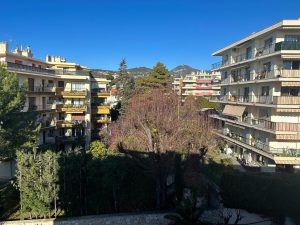 Nizza Cimiez – Piacevole monolocale di 30 m2 all’ultimo piano con balcone e vista ininterrotta