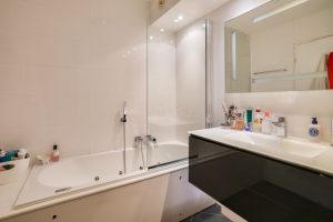 Nizza – Splendido appartamento di 4 locali di 108 m2 a livello del giardino in un residence con piscina