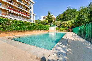 NICE CIMIEZ – Appartement en dernier étage avec grande terrasse et vue mer et collines