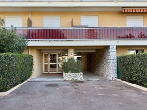 Nice – Fabron – Beautiful renovated studio of 14m2 with outside and sea view