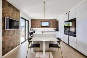 RARE – SUPERB GARDEN LEVEL WITH PANORAMIC VIEW OVER NICE AND SEA VIEW