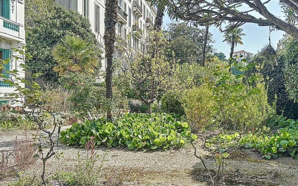 Nizza Valrose – Affascinante appartamento bilocale duplex in un palazzo Belle Epoque con giardino