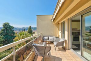 Nice Valrose – 4 pièces au dernier étage avec terrasse dans résidence prisée