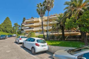 Nice Valrose – 4 pièces au dernier étage avec terrasse dans résidence prisée