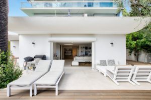 RARE – SUPERB GARDEN LEVEL WITH PANORAMIC VIEW OVER NICE AND SEA VIEW