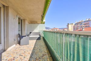 Nice – Parc Impérial – Grand 3-4 pièces traversant de 83,60 m2 avec stationnement.