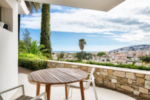 RARE – SUPERB GARDEN LEVEL WITH PANORAMIC VIEW OVER NICE AND SEA VIEW