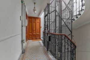 In the heart of the Musiciens district, a stunning top-floor through-apartment