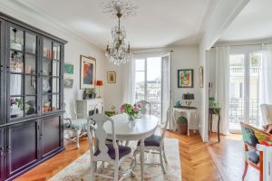 In the heart of the Musiciens district, a stunning top-floor through-apartment