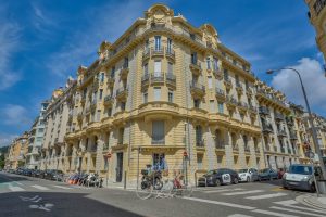 In the heart of the Musiciens district, a stunning top-floor through-apartment