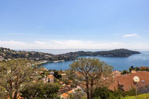 VILLEFRANCHE SUR MER – Corne d’Or  – Magnifique 3 pièces entièrement rénové disposant d’une terrasse avec vue panoramique sur la mer