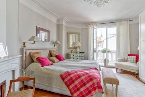 In the heart of the Musiciens district, a stunning top-floor through-apartment