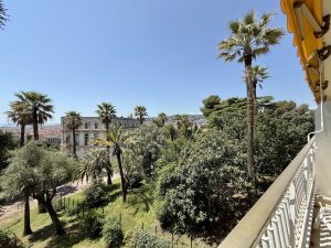 Nizza Cimiez – Appartamento trilocale con ampia terrazza con vista mare ininterrotta
