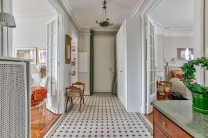 In the heart of the Musiciens district, a stunning top-floor through-apartment