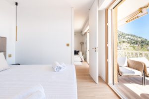 VILLEFRANCHE SUR MER – Corne d’Or – Magnificent, fully renovated 3-room apartment with terrace and panoramic sea view