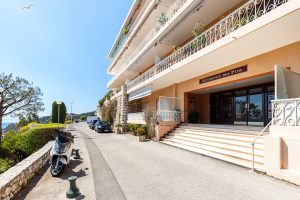 VILLEFRANCHE SUR MER – Corne d’Or  – Magnifique 3 pièces entièrement rénové disposant d’une terrasse avec vue panoramique sur la mer