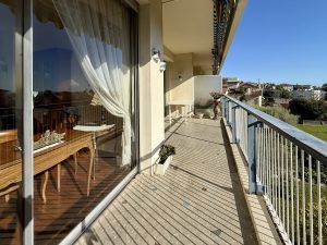 Nice Cimiez / Cemenelum – Spacieux 3 pièces avec vue mer dans prestigieuse résidence avec parc