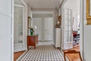 In the heart of the Musiciens district, a stunning top-floor through-apartment