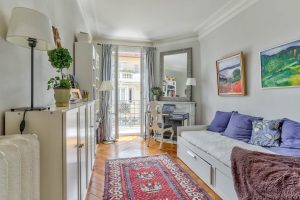 In the heart of the Musiciens district, a stunning top-floor through-apartment