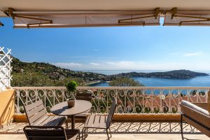 VILLEFRANCHE SUR MER – Corne d’Or – Magnificent, fully renovated 3-room apartment with terrace and panoramic sea view