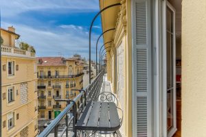 In the heart of the Musiciens district, a stunning top-floor through-apartment
