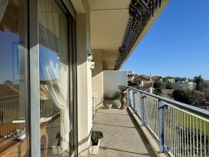 Nice Cimiez / Cemenelum – Spacieux 3 pièces avec vue mer dans prestigieuse résidence avec parc