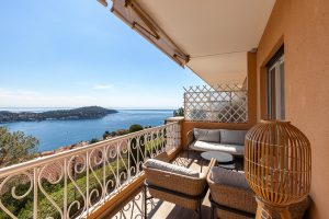 VILLEFRANCHE SUR MER – Corne d’Or – Magnificent, fully renovated 3-room apartment with terrace and panoramic sea view