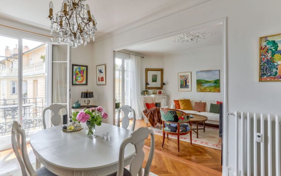 In the heart of the Musiciens district, a stunning top-floor through-apartment
