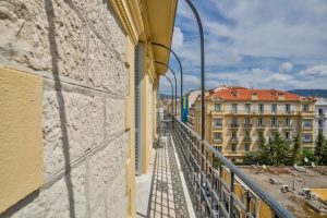 In the heart of the Musiciens district, a stunning top-floor through-apartment