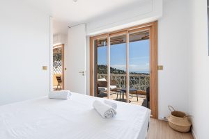 VILLEFRANCHE SUR MER – Corne d’Or – Magnificent, fully renovated 3-room apartment with terrace and panoramic sea view