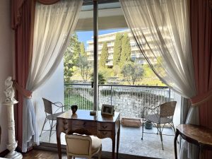 Nice Cimiez / Cemenelum – Spacieux 3 pièces avec vue mer dans prestigieuse résidence avec parc