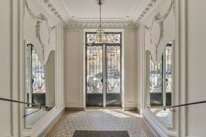 In the heart of the Musiciens district, a stunning top-floor through-apartment