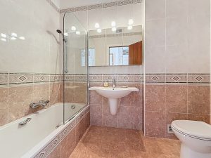 Nice Cimiez / Cemenelum – Spacieux 3 pièces avec vue mer dans prestigieuse résidence avec parc