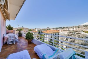 Nice – Rare à la vente – Spacieux 3/4 pièces en dernier étage avec vue mer, quartier Cimiez