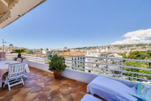 Nice – Rare à la vente – Spacieux 3/4 pièces en dernier étage avec vue mer, quartier Cimiez